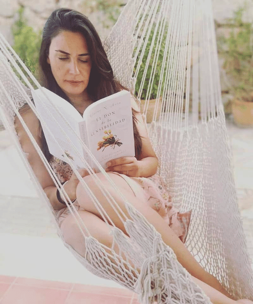 Mujer leyendo un llibro de Lorena Cotanda en una hamaca